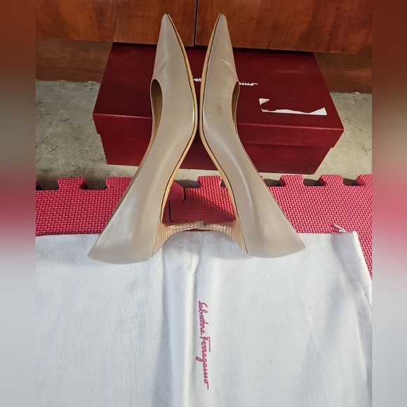 Salvatore Ferragamo Leather Low Heel Pumps Size 9B - Picture 6 of 11